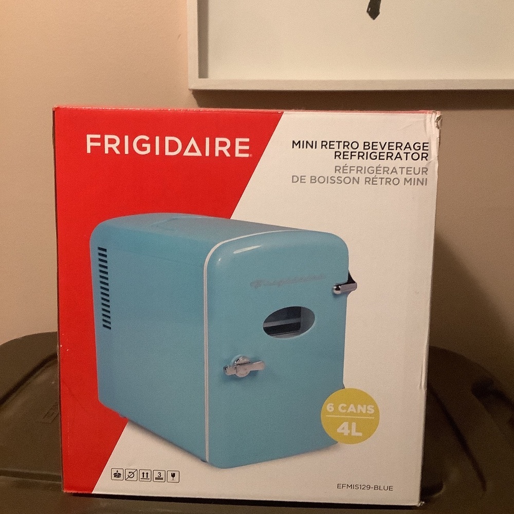 Mini retro beverage refrigerator